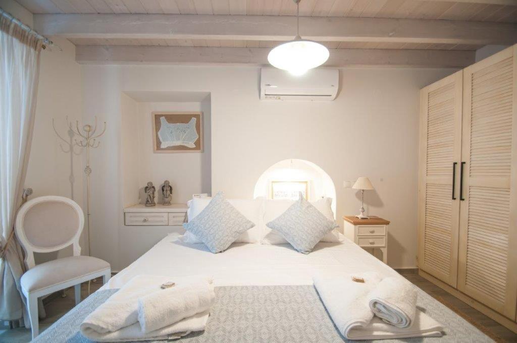 Luca'S Houses Chalki Town Bagian luar foto